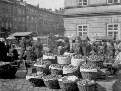 Продавщиця фруктів на ринку на площі Ринок. Фото 1935 року