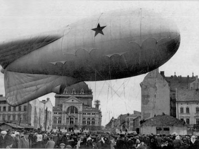 Стихійний ринок на зруйнованій після війни площі Торговій. Фото 1940-1950 рр.