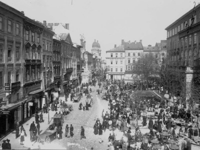 Базар з західної сторони площі Ринок. Фото першої пол. XX ст.