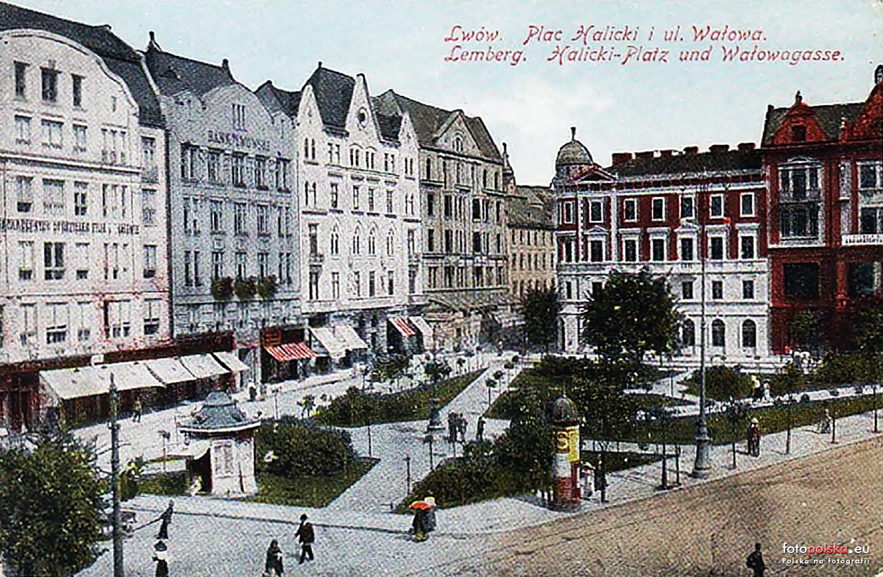 Крайній справа будинок № 7 споруджений у 1902 р. На першому поверсі знаходилася відома кав'ярня "Центральна". Фото 1910 р.