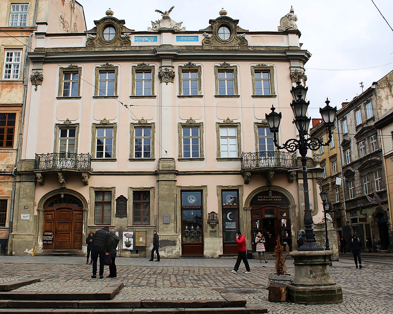 Площа Ринок 10 – книгарня НТШ, сьогодні тут працює відома львівська «Копальня кави»