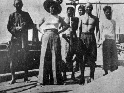 Софія Яблонська на китайському паруснику серед залоги, середина 1930-х рр.