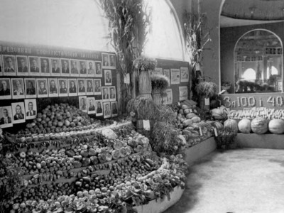 Внутрішня експозиція с/г виставки, що розміщувалась всередині "Підкови". Фото 1957 року