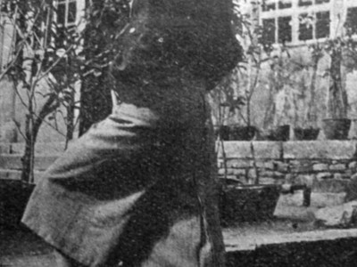 Софія Яблонська на сходах свого дому в Юньнані (Китай), 1934 р.