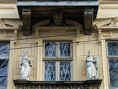 Балкон будинку прикрашений статуями Скульптури і Музики авторства Леонарда Марконі