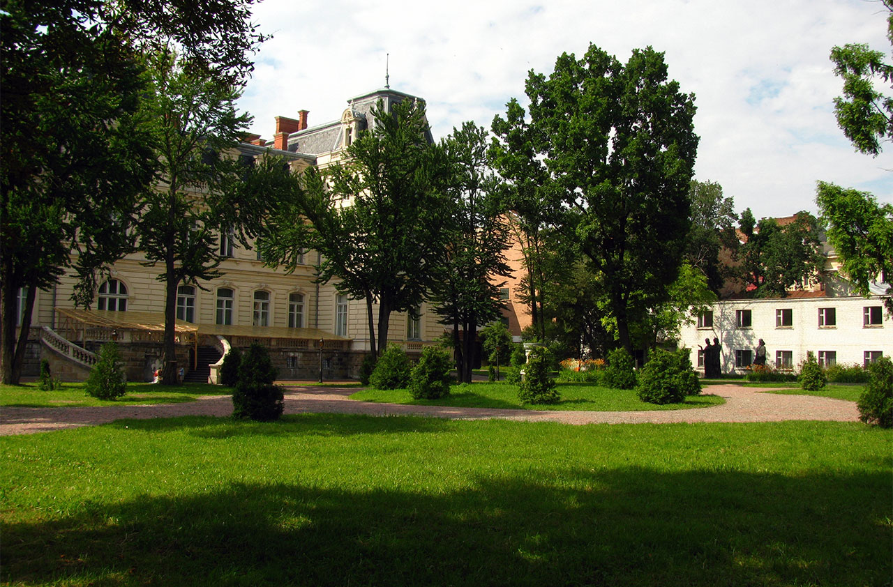 Задній двір Палацу Потоцьких, де знаходилась перша шахта, фото 2013 року (фото взяте з :https://ru.wikipedia.org/)
