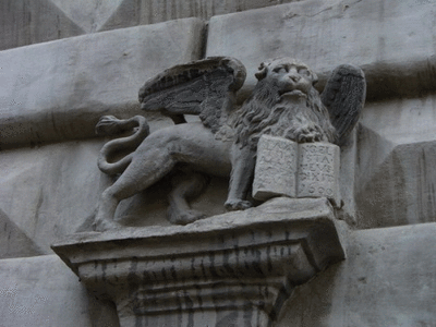 Крилатий лев над порталом дверей будинку Антоніо Массарі