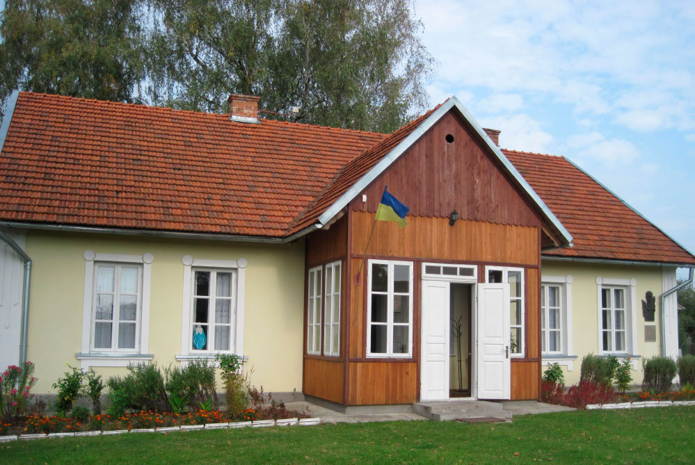 Музей-садиба Антоничів у с. Бортятин (Мостиський район, Львівщина) (фото з: http://www.rr.lviv.ua/)