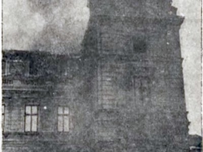 Пожежа в палаці Потоцьких після падіння на нього літака американського пілота. Фото 1919 року