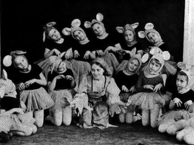 Квітка Цісик у ролі Попелюшки та маленькі «мишки» в однойменному балетному спектаклі у постановці Роми Прийми (за сайту korrespondent.net)