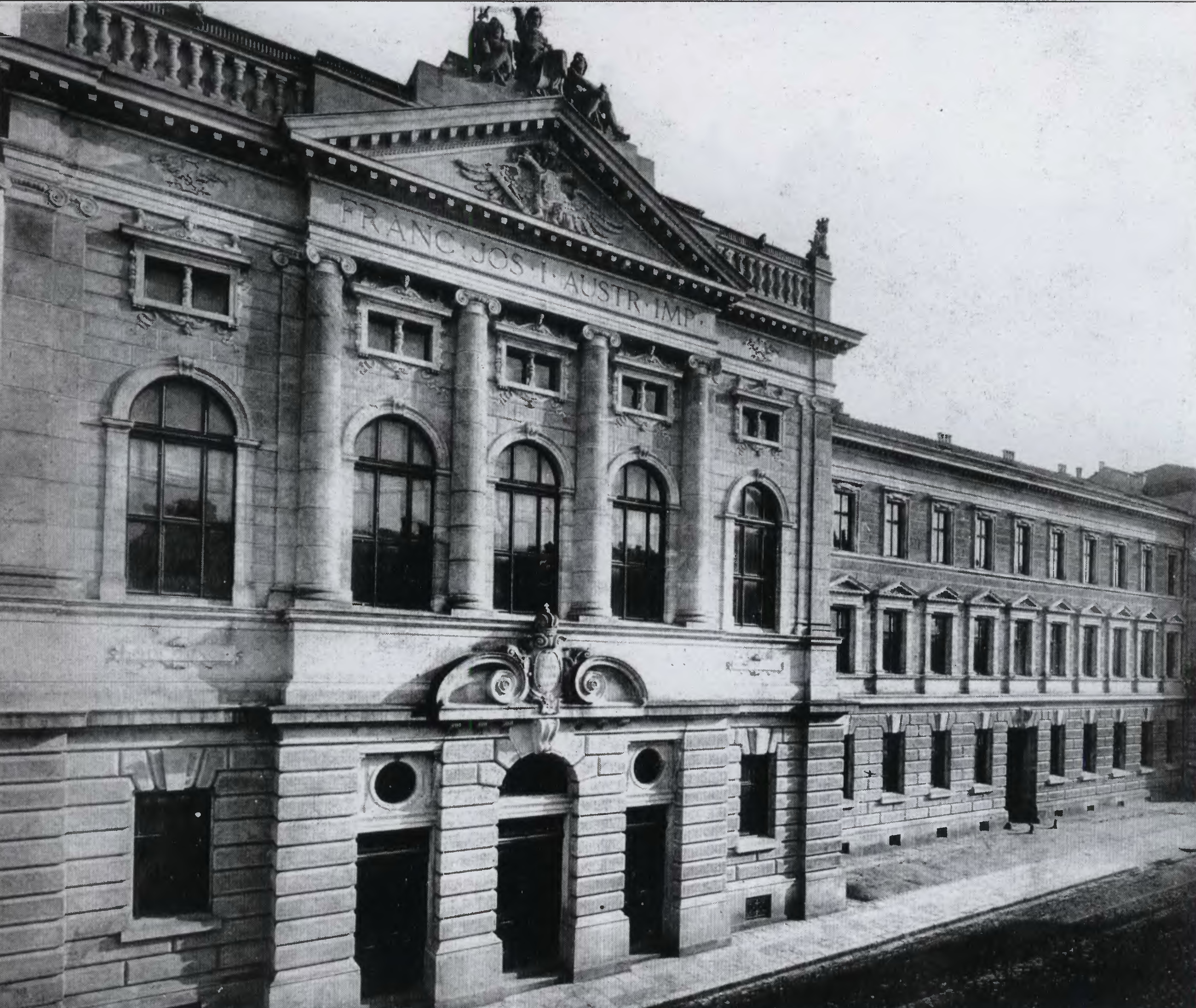 Палац Справедливості (19 корпус "ЛП"), збудований на місці монастиря кармелітів взятих та Крайового повітового суду. Фото кінця XIX ст.