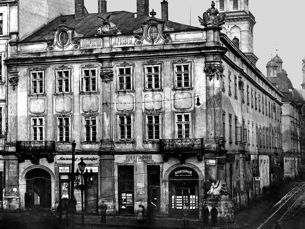 Окрім «Просвіти» за адресою Площа Ринок, 10 знаходилося також і товариство «Руська Бесіда». Фото 1938 року. Джерело: http://pamjatky.org.ua/?p=4246