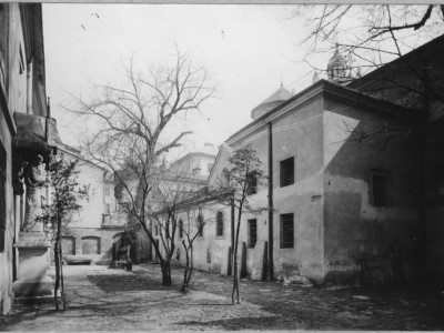 Північний дворик Вірменської церкви. Фото міжвоєнного періоду