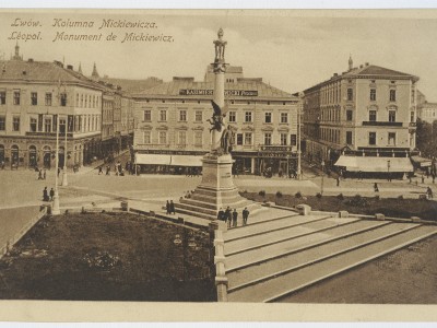 Пам'ятник Міцкевичу після впорядкування території навколо нього. Фото 1912 року