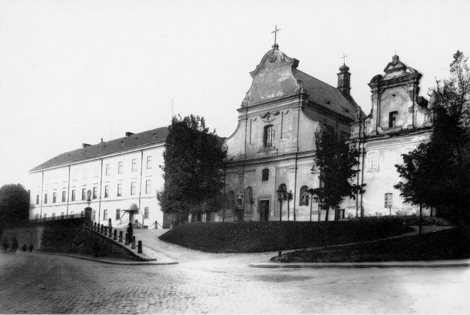 Геологічний та біологічний факультети містяться в старому головному корпусі університету. Фото кінця XIX - поч. XX ст.