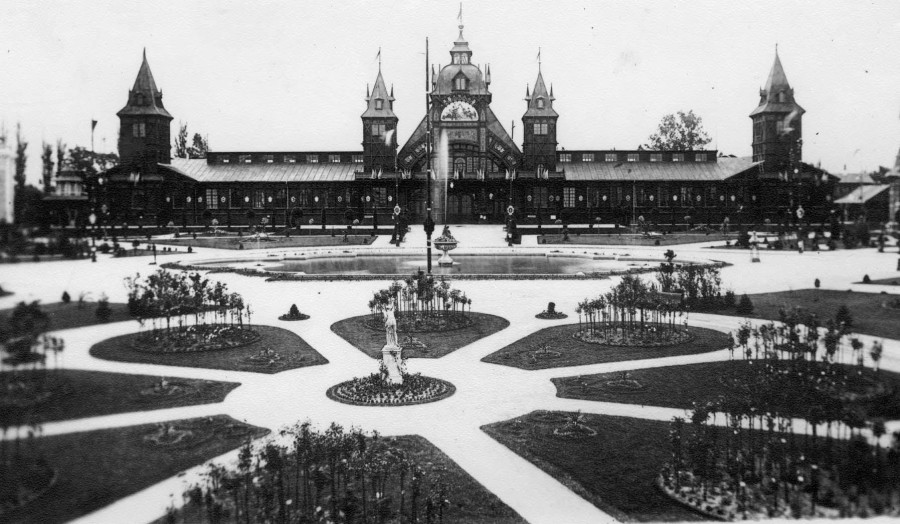 Клумби поміж павільйонами Крайової виставки, оформлені А.Рерінгом. Фото 1894 року