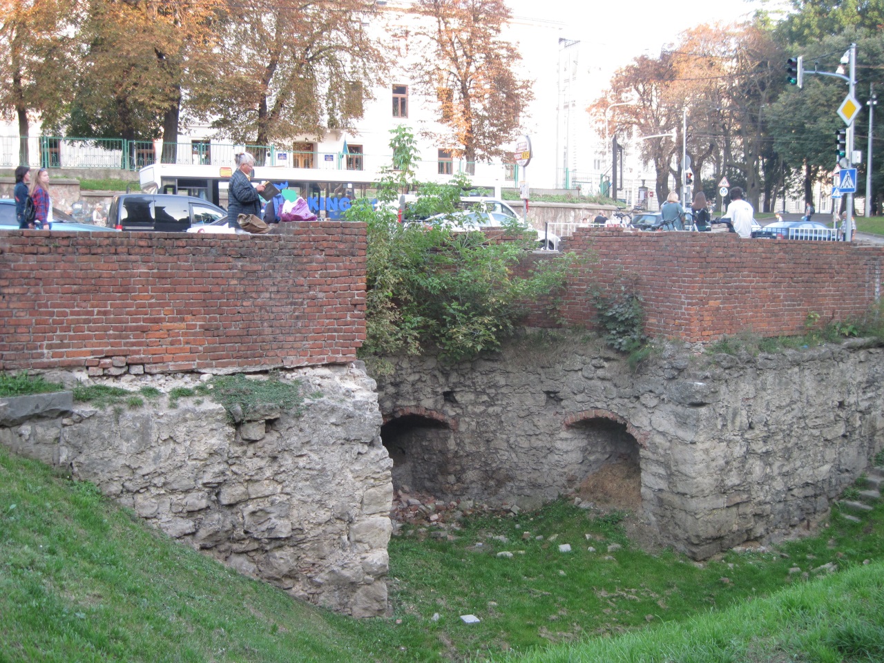 Залишки низького муру з бастеєю, під котрою була босацька хвіртка.