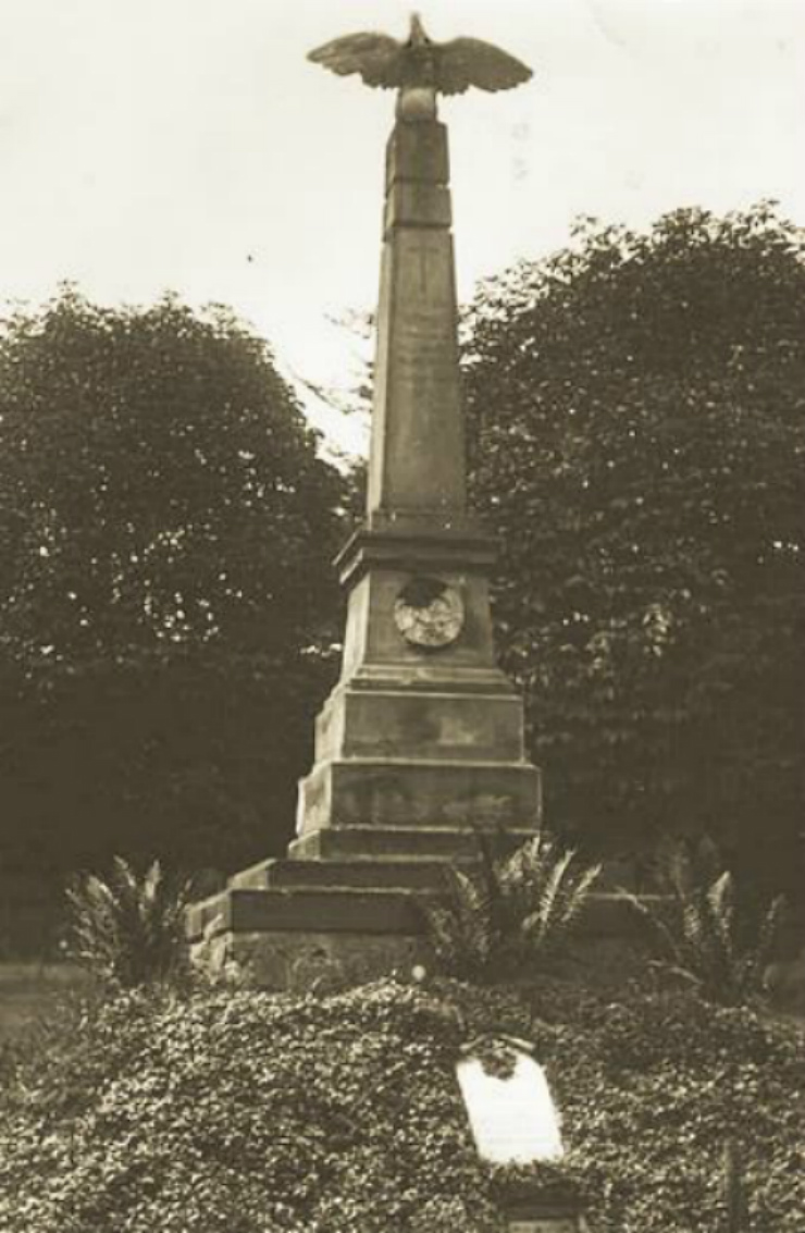 Обеліск на Горі Страт в оригіналі. Фото з https://pl.wikipedia.org