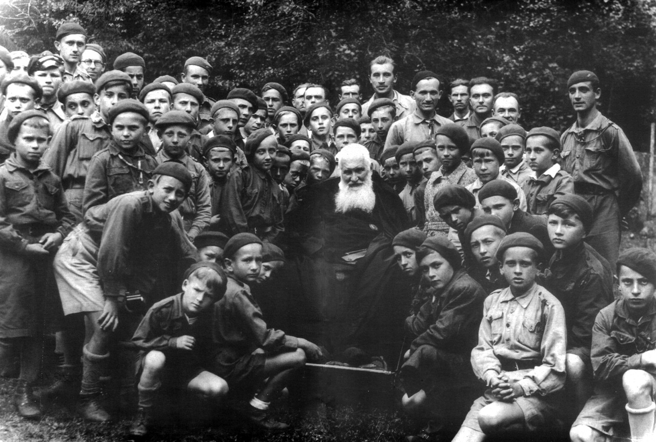 Ярослав Коваль. Митрополит із молодими пластунами, 1930-ті рр. (Коваль Я. Господар Перегінської пущі: рідкісні фотоґрафії з життя Слуги Божого Андрея Шептицького. ¬– Львів, 1996. – 36 с.)