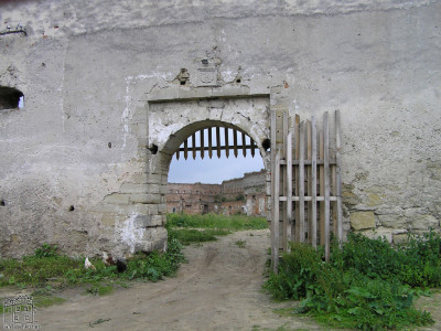 Західна брама Старосільського замку з гербом Сенявських над нею