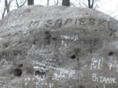 Залишки оригінального напису на камені Яна III Собєського.