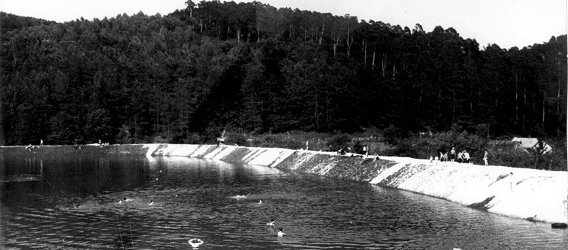 "Комсомольське" (Винниківське) озеро було створене шляхом комсомольської будови. Фото 1953 року