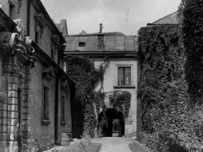 А ось внутрішнє подвір'я Міського арсеналу сьогодні доступне не для кожного. Фото кін. 19 ст.