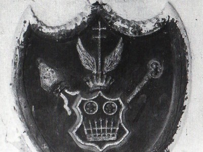 Таблиця з гербом архієпископа, фото 2001 р.