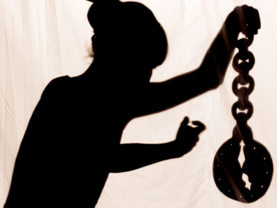 Сцена з вистави дитячого зразкового театру-студії «Чарівна Скринька» за мотивами історії Льюїса Керолла «Аліса у країні Чудес»