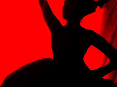 Сцена з вистави дитячого зразкового театру-студії «Чарівна Скринька» за мотивами історії Льюїса Керолла «Аліса у країні Чудес»