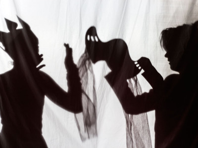 Сцена з вистави дитячого зразкового театру-студії «Чарівна Скринька» за мотивами історії Льюїса Керолла «Аліса у країні Чудес»