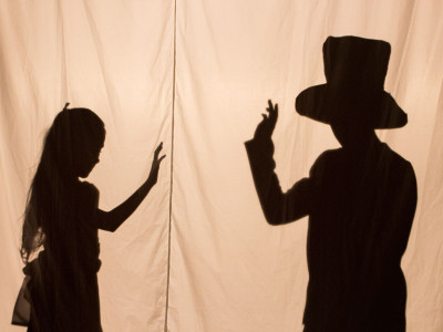 Сцена з вистави дитячого зразкового театру-студії «Чарівна Скринька» за мотивами історії Льюїса Керолла «Аліса у країні Чудес»