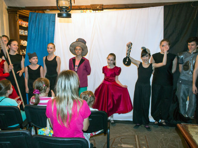 Актори дитячого зразкового театру-студії «Чарівна Скринька»