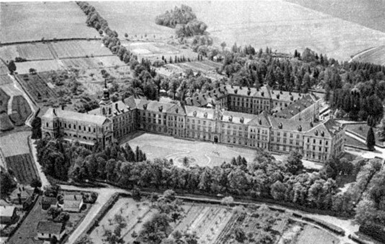 Єзуїтська колегія