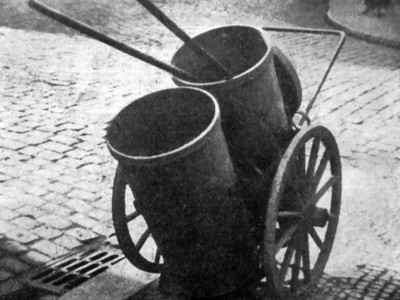 Роман Мирович. Сміттярка на вулиці, Прага, поч. 1930-х рр. (Світло й Тінь. – 1933. – Ч. 2)