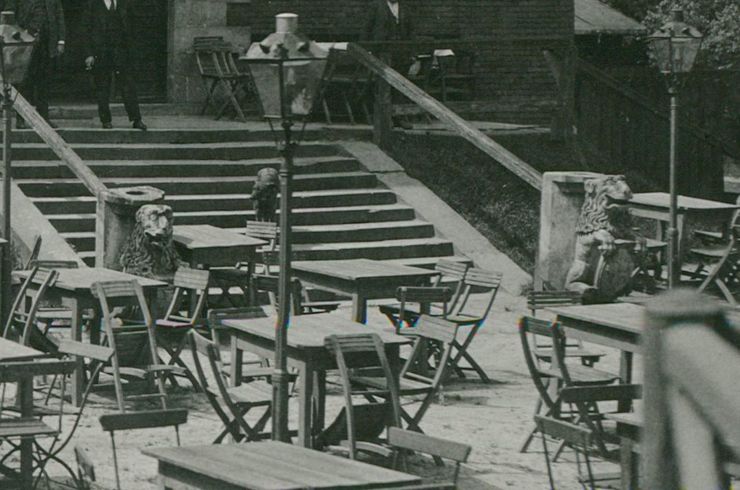 Збільшений фрагмент фотографії із зображенням левів біля входу до ресторану на Високому Замку.