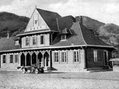 Микола Сеньковський. Залізничний вокзал, Кути, Косівщина, 1925–1930-ті рр. (зі сайту http://proidysvit.livejournal.com/61415.html)