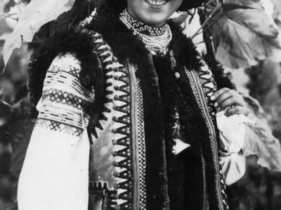 Микола Сеньковський. Гуцулка, Косівщина, 1925–1930-ті рр. (зі сайту http://proidysvit.livejournal.com/105710.html)