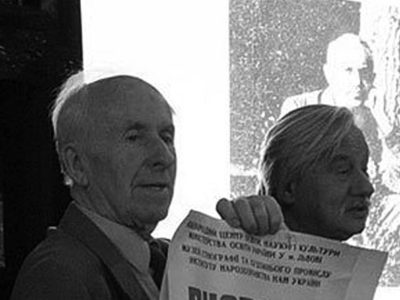 Юрій Сеньковський та Ігор Калинець демонструють афішу виставки, що відбулась 1996 р. Фото І. Букая (зі сайту http://zaxid.net)