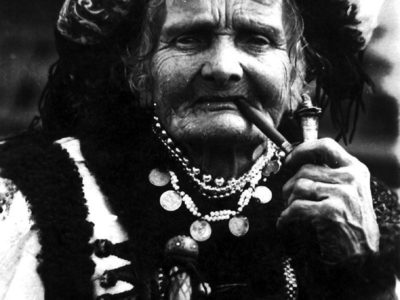 Микола Сеньковський. Стара гуцулка, 1926 р. (Марія Кречунєк (Чукутиха) (зі сайту http://gig.if.ua)