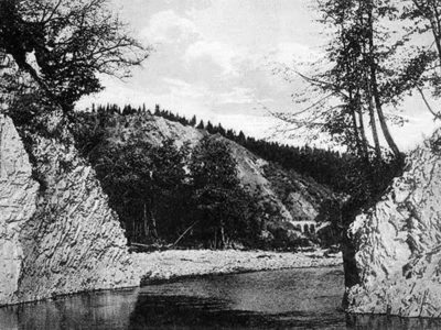 Микола Сеньковський. Брама скалиста на Рибниці в Городі, Косівщина, 1925–1930-ті рр. (зі сайту http://proidysvit.livejournal.com/105710.html)