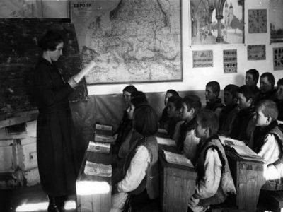 Микола Сеньковський. Євгенія Поліщук (Сеньковська) зі своїми учнями у школі, Жаб’є, 1927 р. (зі сайту http://proidysvit.livejournal.com/61415.html)