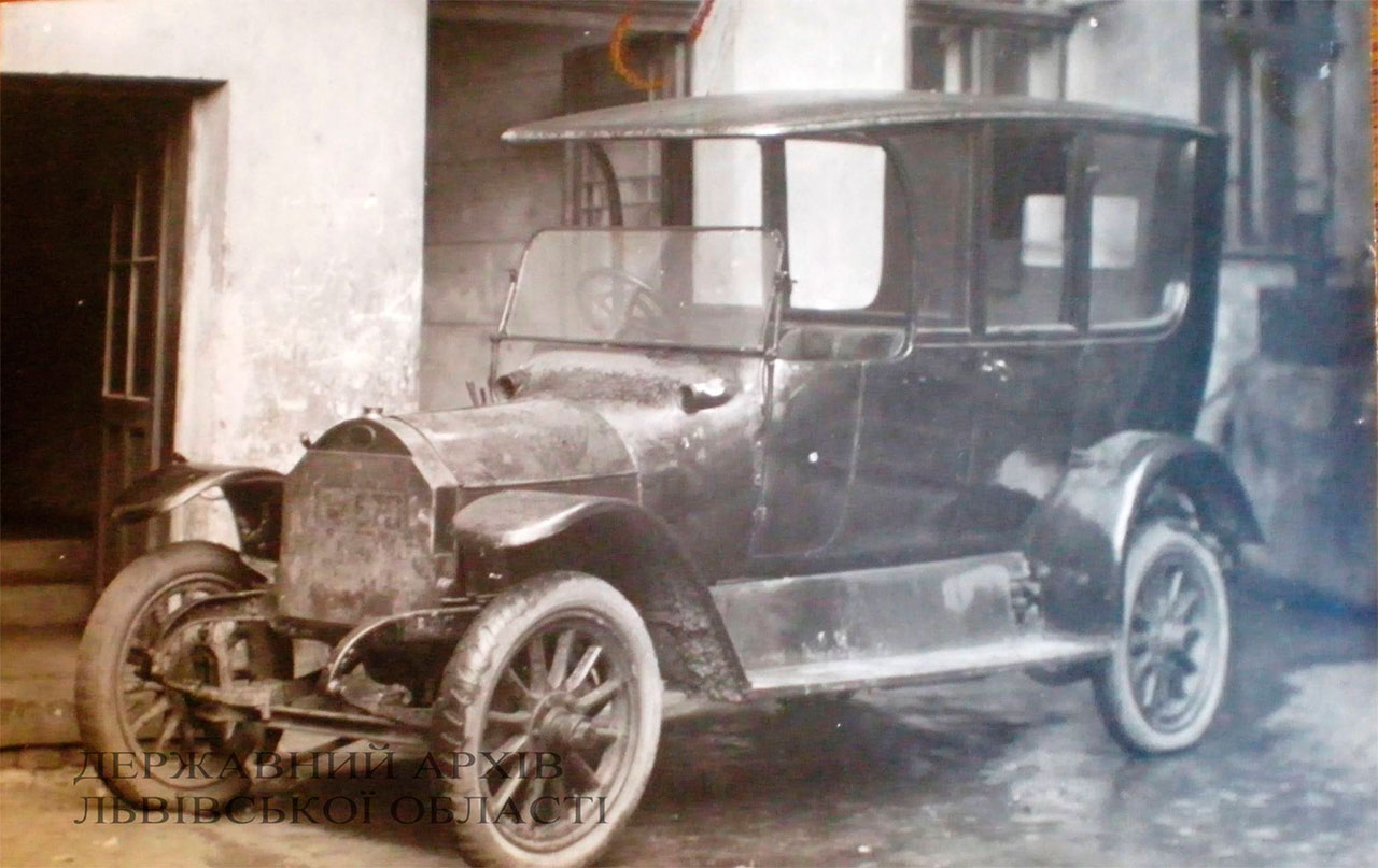 Один з перших автомобілів на вулицях Львова