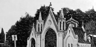 Головні ворота Личаківського цвинтаря, фото близько 1900 року