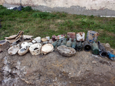 Супутні предмети, знайдені під час розкопок масових людських захоронень у подвір’ї Національного музею-меморіалу «Тюрма на Лонцького»