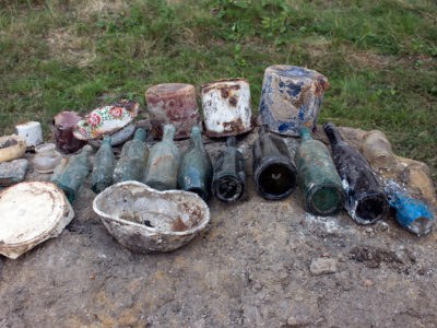 Супутні предмети, знайдені під час розкопок масових людських захоронень у подвір’ї Національного музею-меморіалу «Тюрма на Лонцького»