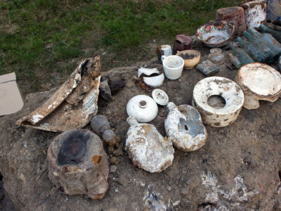 Супутні предмети, знайдені під час розкопок масових людських захоронень у подвір’ї Національного музею-меморіалу «Тюрма на Лонцького»