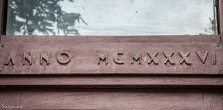 Напис римськими цифрами, що означає дату заснування будинку у 1936 р. вул. Київська,34, фото М. Ляхович