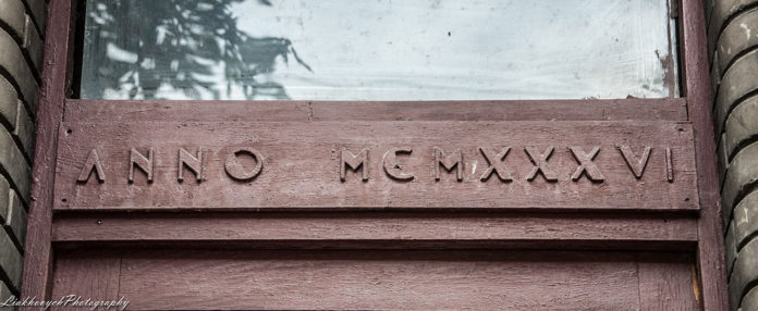 Напис римськими цифрами, що означає дату заснування будинку у 1936 р. вул. Київська,34, фото М. Ляхович