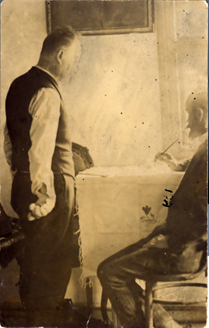 Іван Франко, маючи паралізовані руки, диктує свої твори учителеві Завадовичу. Криворівня, 1912 р.